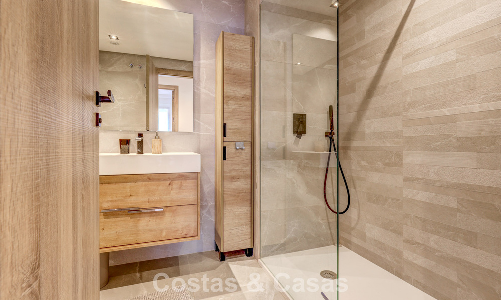 Ático moderno en venta con vistas panorámicas al mar y al lago de Istán, justo encima de la Milla de Oro de Marbella 792315