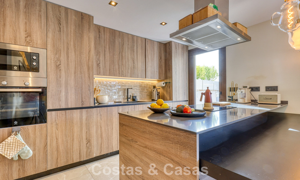 Ático moderno en venta con vistas panorámicas al mar y al lago de Istán, justo encima de la Milla de Oro de Marbella 792322