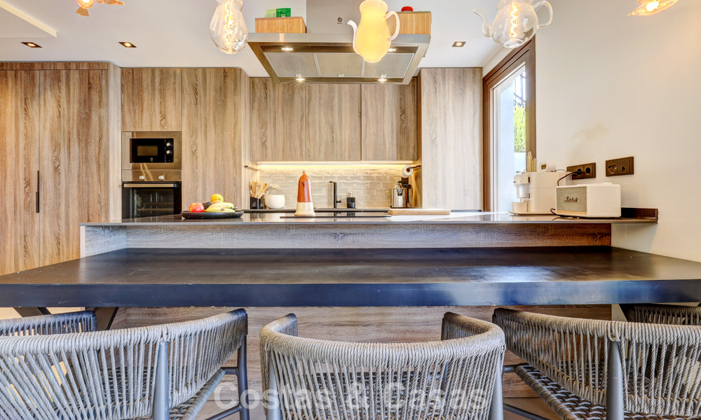 Ático moderno en venta con vistas panorámicas al mar y al lago de Istán, justo encima de la Milla de Oro de Marbella 792325