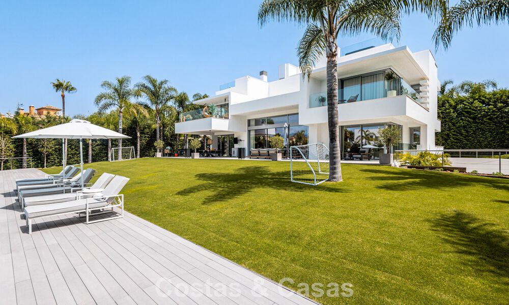 Villa de diseño moderno lista para entrar a vivir en venta, a poca distancia a pie de la playa y servicios en Guadalmina Baja, Marbella 792350