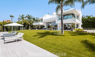 Villa de diseño moderno lista para entrar a vivir en venta, a poca distancia a pie de la playa y servicios en Guadalmina Baja, Marbella 792350 