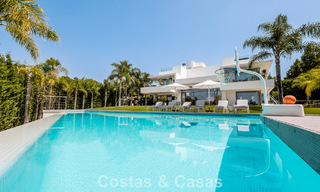 Villa de diseño moderno lista para entrar a vivir en venta, a poca distancia a pie de la playa y servicios en Guadalmina Baja, Marbella 792351 