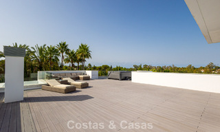 Villa de diseño moderno lista para entrar a vivir en venta, a poca distancia a pie de la playa y servicios en Guadalmina Baja, Marbella 792352 