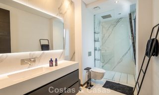 Villa de diseño moderno lista para entrar a vivir en venta, a poca distancia a pie de la playa y servicios en Guadalmina Baja, Marbella 792355 