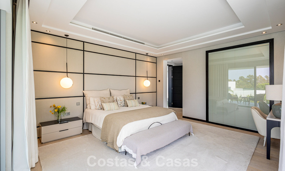 Villa de diseño moderno lista para entrar a vivir en venta, a poca distancia a pie de la playa y servicios en Guadalmina Baja, Marbella 792358