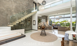 Villa de diseño moderno lista para entrar a vivir en venta, a poca distancia a pie de la playa y servicios en Guadalmina Baja, Marbella 792361 