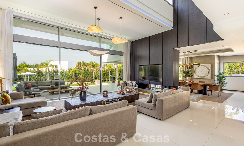 Villa de diseño moderno lista para entrar a vivir en venta, a poca distancia a pie de la playa y servicios en Guadalmina Baja, Marbella 792365