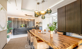 Villa de diseño moderno lista para entrar a vivir en venta, a poca distancia a pie de la playa y servicios en Guadalmina Baja, Marbella 792367 