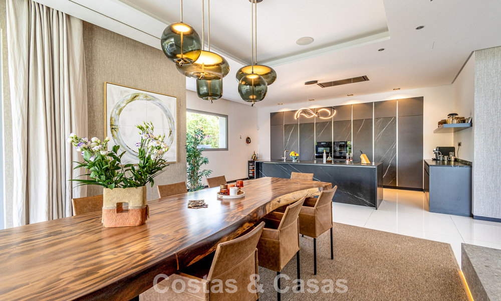 Villa de diseño moderno lista para entrar a vivir en venta, a poca distancia a pie de la playa y servicios en Guadalmina Baja, Marbella 792368