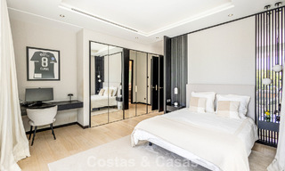 Villa de diseño moderno lista para entrar a vivir en venta, a poca distancia a pie de la playa y servicios en Guadalmina Baja, Marbella 792371 