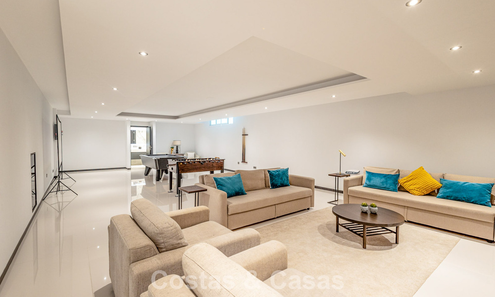 Villa de diseño moderno lista para entrar a vivir en venta, a poca distancia a pie de la playa y servicios en Guadalmina Baja, Marbella 792372