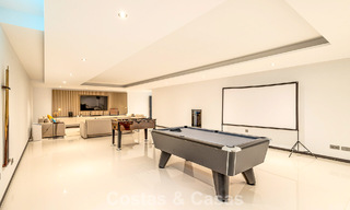 Villa de diseño moderno lista para entrar a vivir en venta, a poca distancia a pie de la playa y servicios en Guadalmina Baja, Marbella 792373 