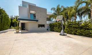 Villa de diseño moderno lista para entrar a vivir en venta, a poca distancia a pie de la playa y servicios en Guadalmina Baja, Marbella 792375 