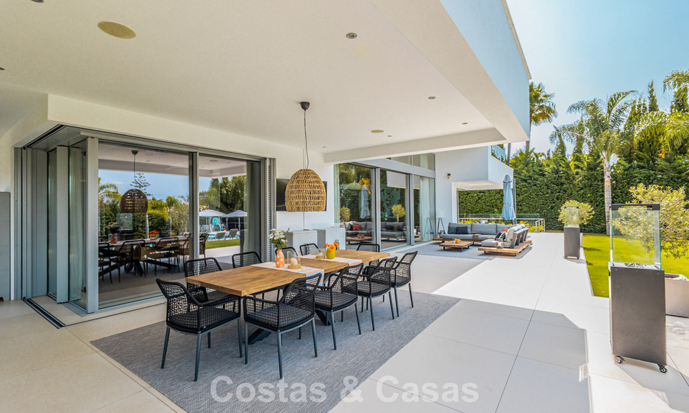 Villa de diseño moderno lista para entrar a vivir en venta, a poca distancia a pie de la playa y servicios en Guadalmina Baja, Marbella 792376