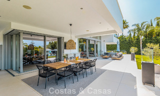 Villa de diseño moderno lista para entrar a vivir en venta, a poca distancia a pie de la playa y servicios en Guadalmina Baja, Marbella 792376 