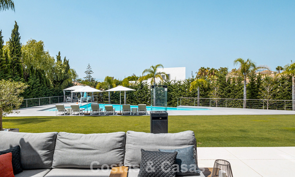 Villa de diseño moderno lista para entrar a vivir en venta, a poca distancia a pie de la playa y servicios en Guadalmina Baja, Marbella 792377