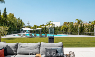 Villa de diseño moderno lista para entrar a vivir en venta, a poca distancia a pie de la playa y servicios en Guadalmina Baja, Marbella 792377 