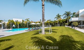 Villa de diseño moderno lista para entrar a vivir en venta, a poca distancia a pie de la playa y servicios en Guadalmina Baja, Marbella 792378 