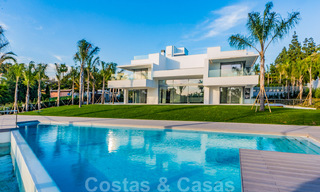 Villa de diseño moderno lista para entrar a vivir en venta, a poca distancia a pie de la playa y servicios en Guadalmina Baja, Marbella 792489 