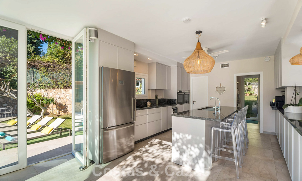 Preciosa villa de lujo reformada con arquitectura andaluza atemporal en venta en la zona este de Marbella 792402