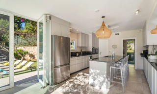 Preciosa villa de lujo reformada con arquitectura andaluza atemporal en venta en la zona este de Marbella 792402 