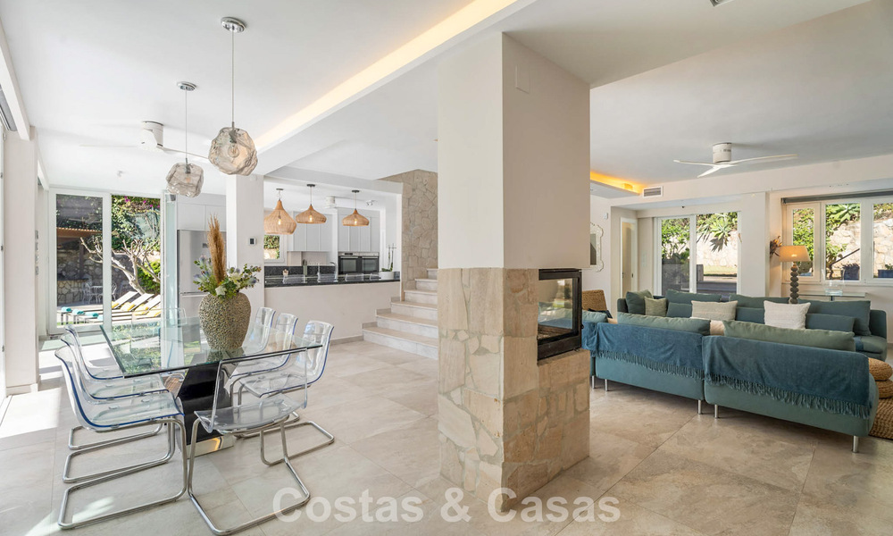 Preciosa villa de lujo reformada con arquitectura andaluza atemporal en venta en la zona este de Marbella 792403