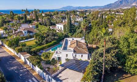 Preciosa villa de lujo reformada con arquitectura andaluza atemporal en venta en la zona este de Marbella 792405