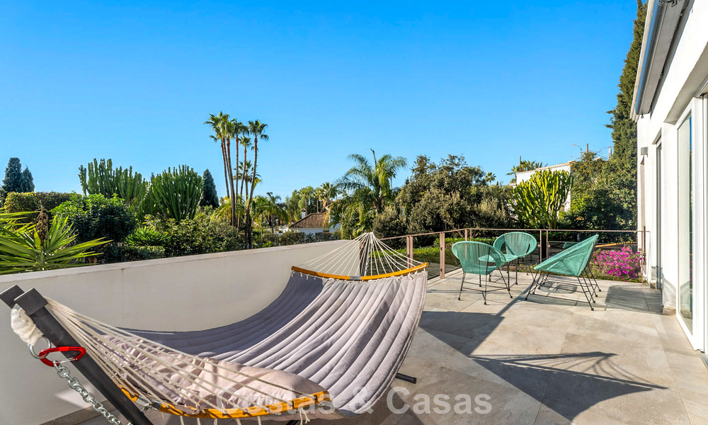 Preciosa villa de lujo reformada con arquitectura andaluza atemporal en venta en la zona este de Marbella 792410