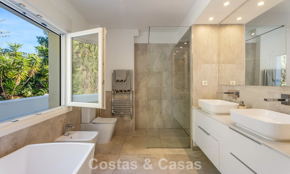 Preciosa villa de lujo reformada con arquitectura andaluza atemporal en venta en la zona este de Marbella 792416