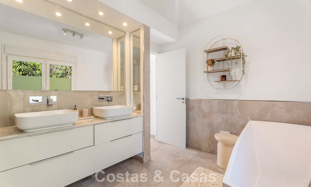 Preciosa villa de lujo reformada con arquitectura andaluza atemporal en venta en la zona este de Marbella 792417