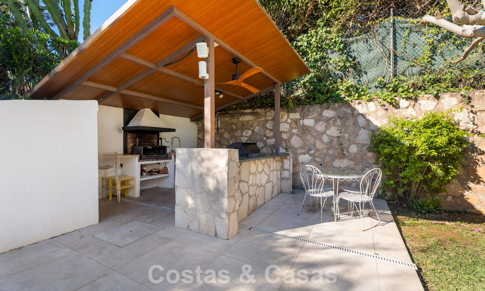Preciosa villa de lujo reformada con arquitectura andaluza atemporal en venta en la zona este de Marbella 792422