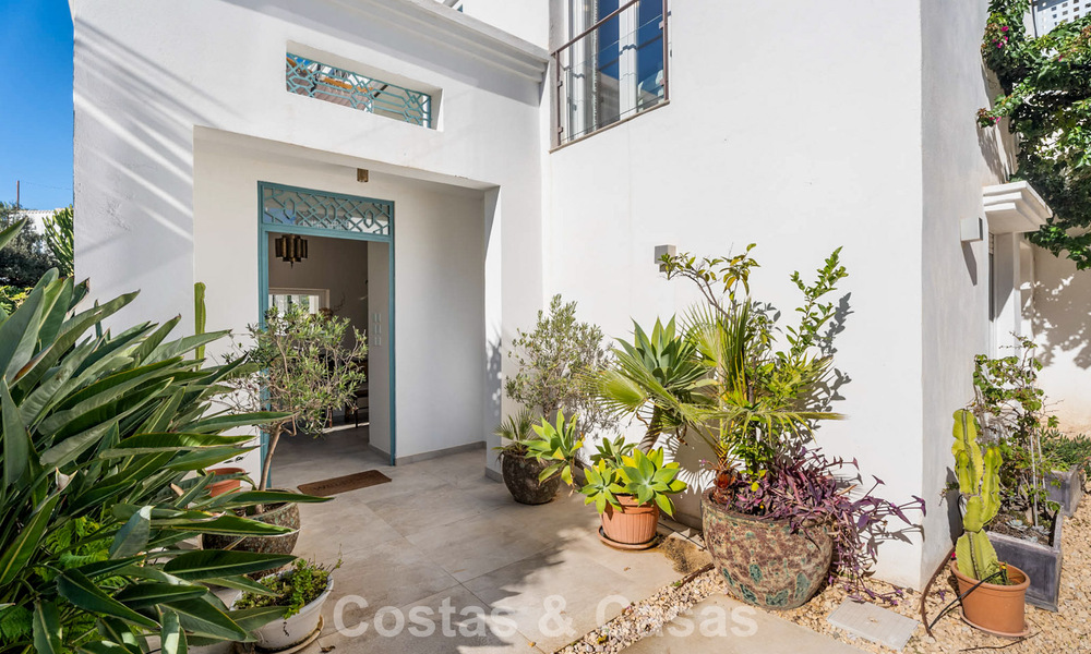 Preciosa villa de lujo reformada con arquitectura andaluza atemporal en venta en la zona este de Marbella 792426