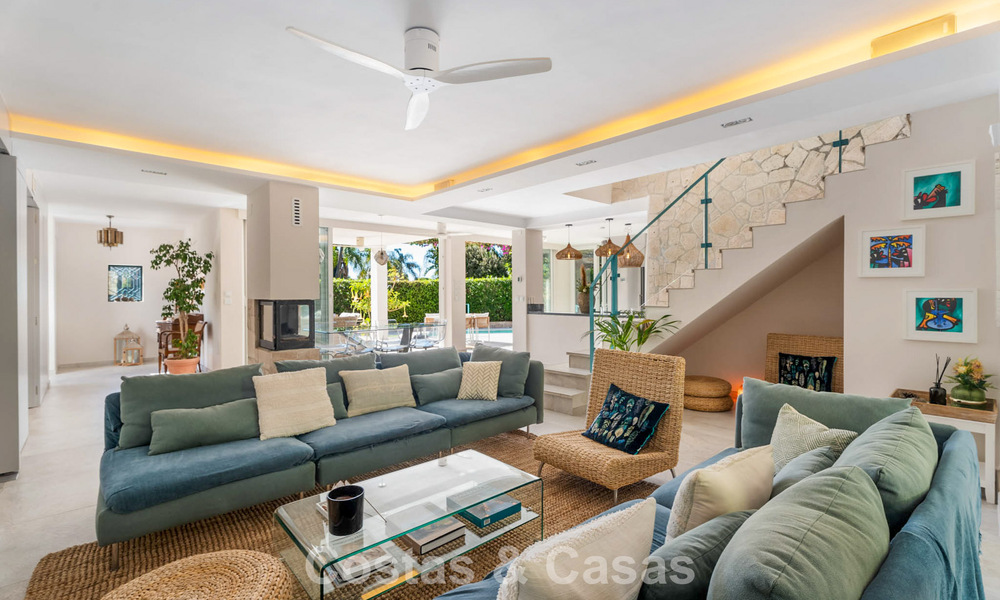 Preciosa villa de lujo reformada con arquitectura andaluza atemporal en venta en la zona este de Marbella 792433