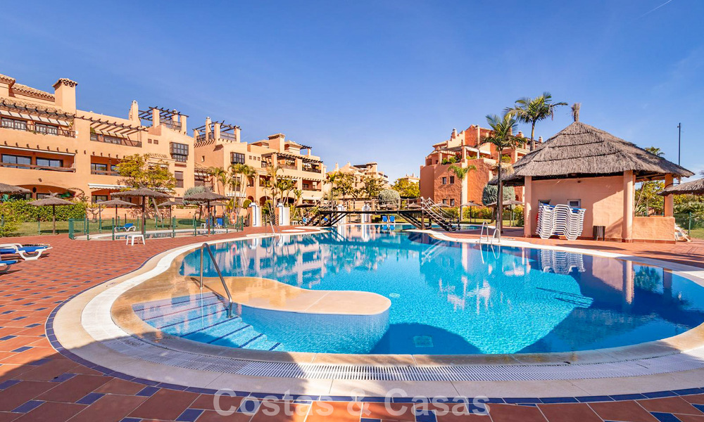 Apartamento de 4 dormitorios en venta en un complejo frente a la playa muy demandado en la Nueva Milla de Oro entre Marbella y Estepona 792469