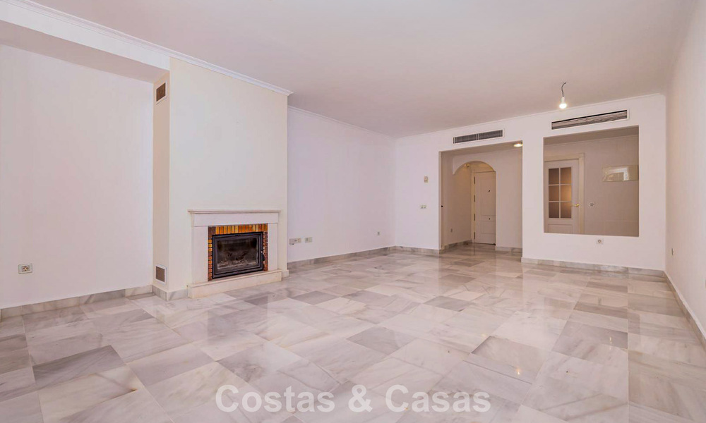 Apartamento de 4 dormitorios en venta en un complejo frente a la playa muy demandado en la Nueva Milla de Oro entre Marbella y Estepona 792471