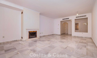 Apartamento de 4 dormitorios en venta en un complejo frente a la playa muy demandado en la Nueva Milla de Oro entre Marbella y Estepona 792471 