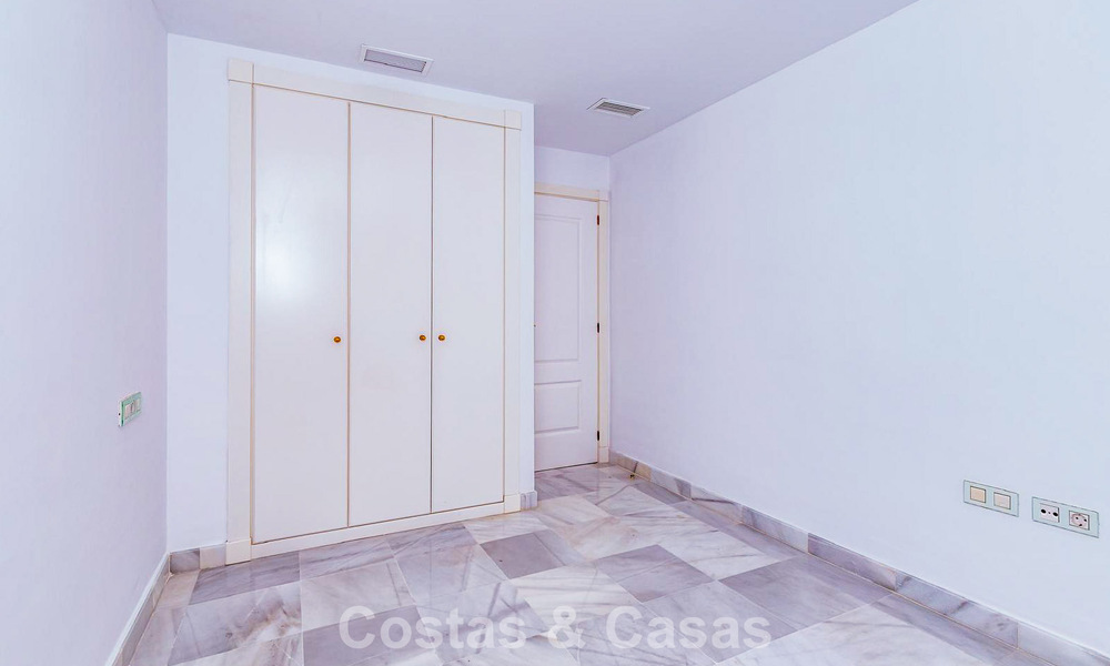 Apartamento de 4 dormitorios en venta en un complejo frente a la playa muy demandado en la Nueva Milla de Oro entre Marbella y Estepona 792474