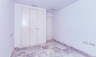 Apartamento de 4 dormitorios en venta en un complejo frente a la playa muy demandado en la Nueva Milla de Oro entre Marbella y Estepona 792474 