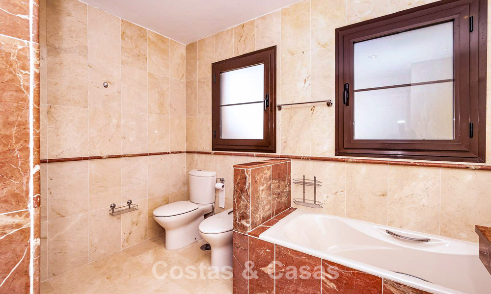 Apartamento de 4 dormitorios en venta en un complejo frente a la playa muy demandado en la Nueva Milla de Oro entre Marbella y Estepona 792475