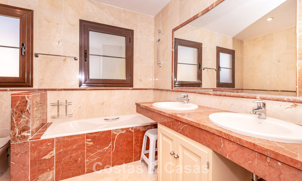 Apartamento de 4 dormitorios en venta en un complejo frente a la playa muy demandado en la Nueva Milla de Oro entre Marbella y Estepona 792476