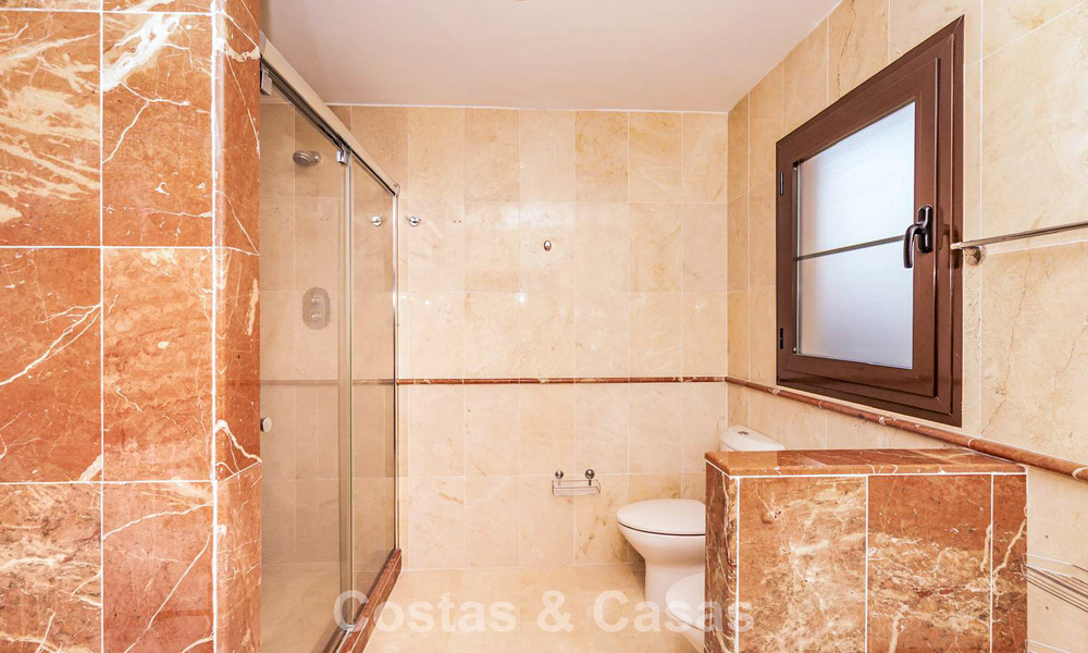 Apartamento de 4 dormitorios en venta en un complejo frente a la playa muy demandado en la Nueva Milla de Oro entre Marbella y Estepona 792477