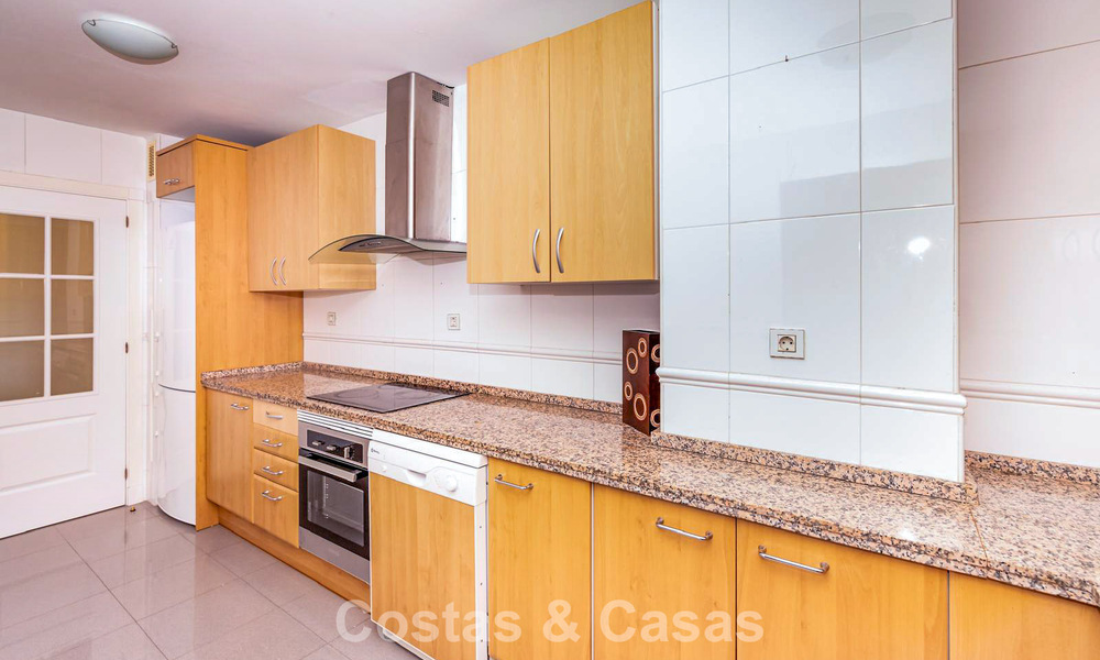 Apartamento de 4 dormitorios en venta en un complejo frente a la playa muy demandado en la Nueva Milla de Oro entre Marbella y Estepona 792479