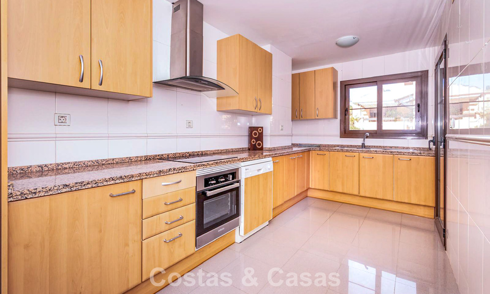 Apartamento de 4 dormitorios en venta en un complejo frente a la playa muy demandado en la Nueva Milla de Oro entre Marbella y Estepona 792480