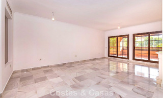 Apartamento de 4 dormitorios en venta en un complejo frente a la playa muy demandado en la Nueva Milla de Oro entre Marbella y Estepona 792482 