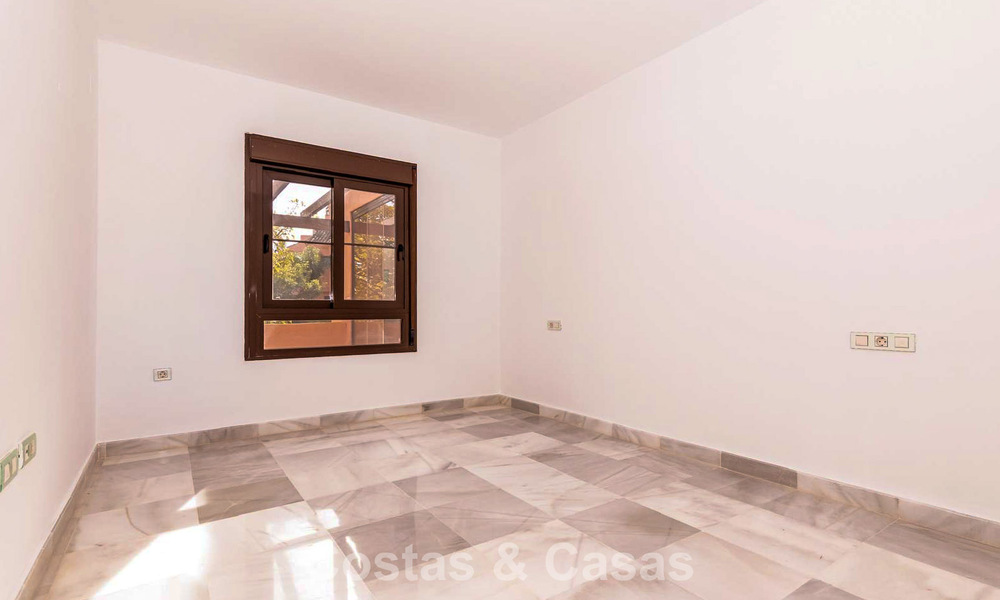 Apartamento de 4 dormitorios en venta en un complejo frente a la playa muy demandado en la Nueva Milla de Oro entre Marbella y Estepona 792485