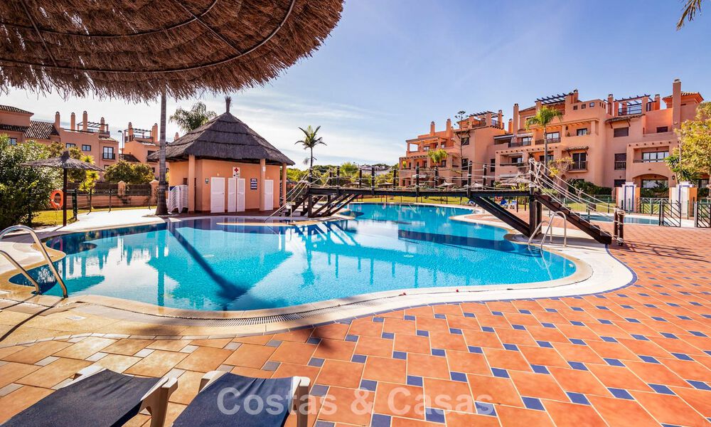 Apartamento de 4 dormitorios en venta en un complejo frente a la playa muy demandado en la Nueva Milla de Oro entre Marbella y Estepona 792487