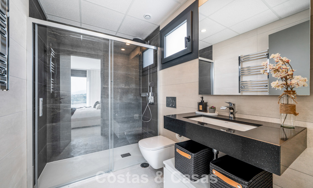 Ático moderno de nueva construcción con amplio solárium en venta en un complejo cerrado en Benahavís - Marbella 792555