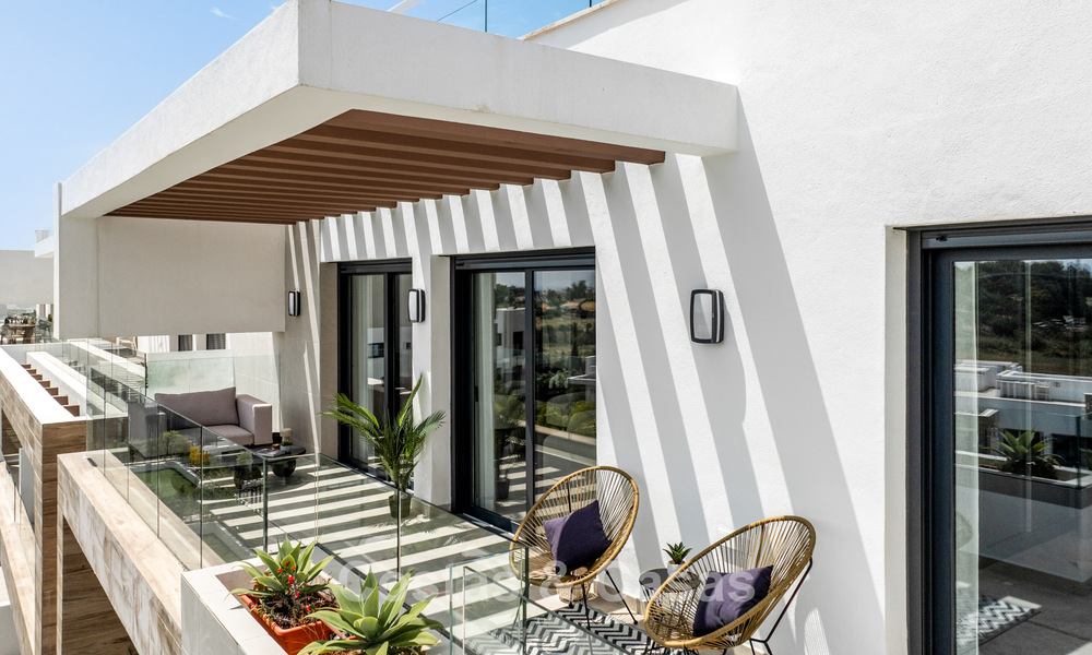 Ático moderno de nueva construcción con amplio solárium en venta en un complejo cerrado en Benahavís - Marbella 792563
