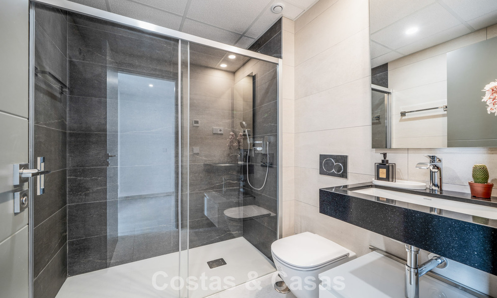 Ático moderno de nueva construcción con amplio solárium en venta en un complejo cerrado en Benahavís - Marbella 792569