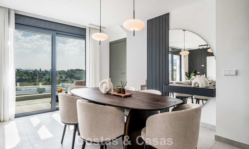 Ático moderno de nueva construcción con amplio solárium en venta en un complejo cerrado en Benahavís - Marbella 792570